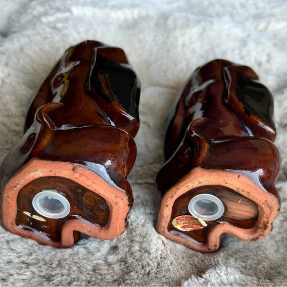 Enesco Imports Japan-Vintage Redware Bloodhounds Salt & Pepper Shakers - Picture 6 of 7